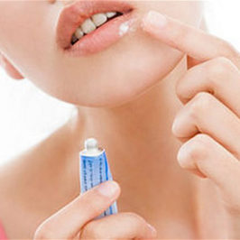 Герпес на губах: лечение зубной пастой